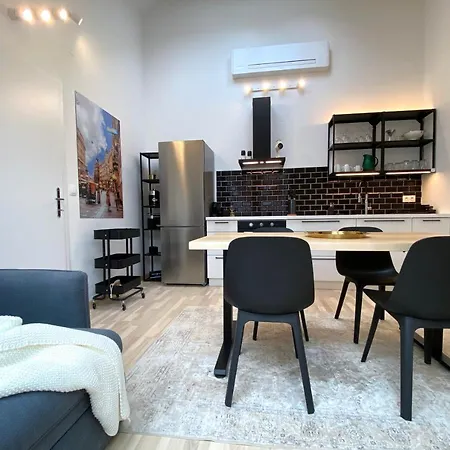 Stilvolle Dachgeschosswohnungen Mit Balkon In Innenstadt Naehe Wien Exterior foto