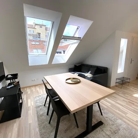 Stilvolle Dachgeschosswohnungen Mit Balkon In Innenstadt Naehe Wien Exterior foto