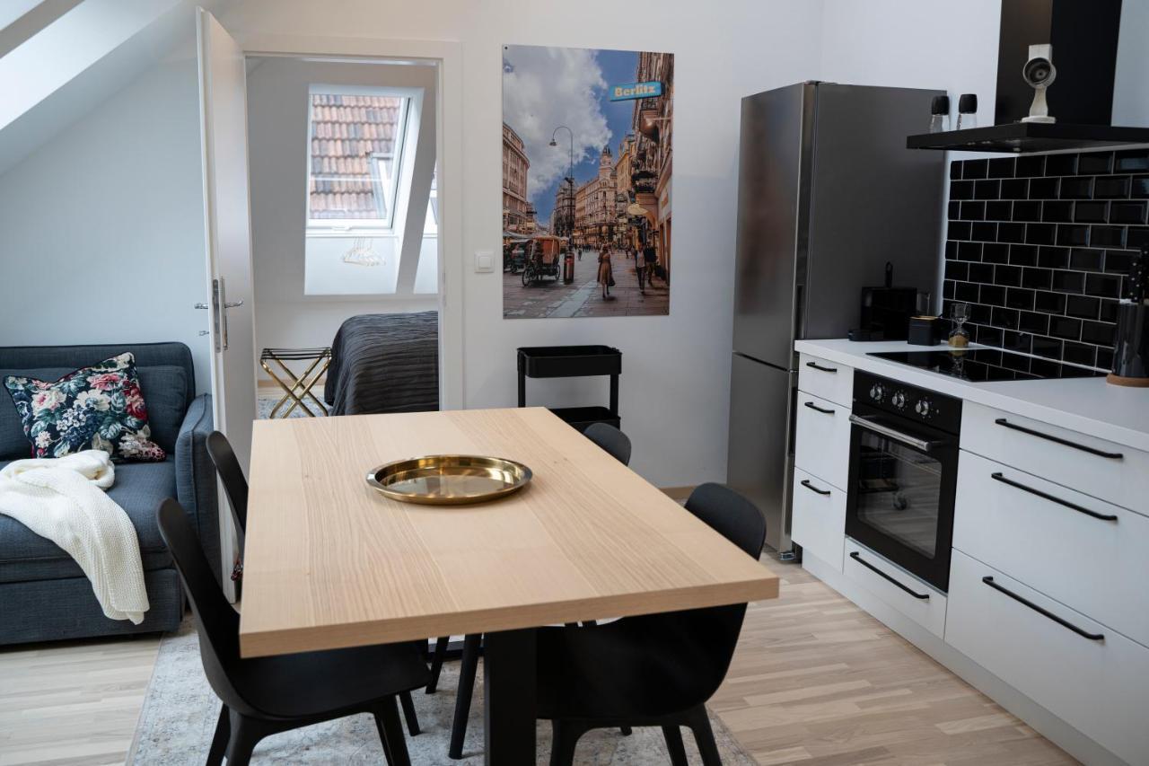 Apartment Stilvolle Dachgeschosswohnungen Mit Balkon In Innenstadt Naehe Wien